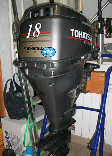 Мотор 9.8 бу купить. Лодочный Tohatsu мотор 4т белый. Лодочный мотор Тохатсу 18. Лодочный двигатель Tohatsu 40 2010 год. Ямаха 120 Лодочный мотор.