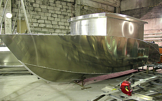 Производители алюминиевых лодок. Корпус лодки Стрингер 550. Алюминиевая лодка Зеленодольского завода. Корпусы лодок из алюминия. Алюминиевый корпус яхты.